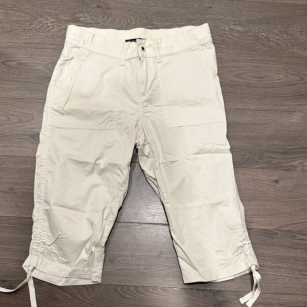 Lee Cream Ankle Cropped Pants. EUC